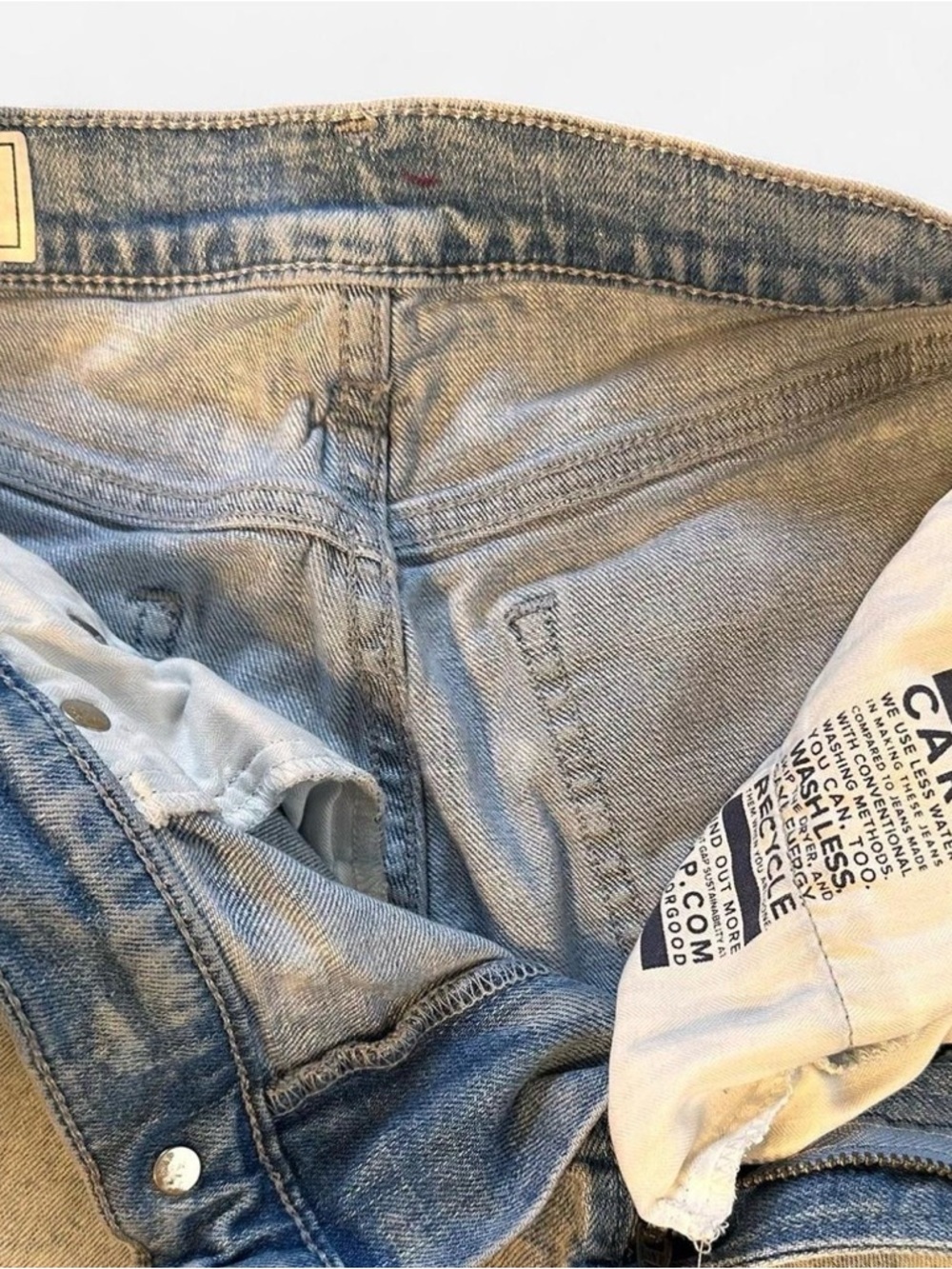 GAP Distressed Denim Cut Off Shorts Light Wash Size 28 size 6 Frayed Hem Womens - Picture 3 of 6